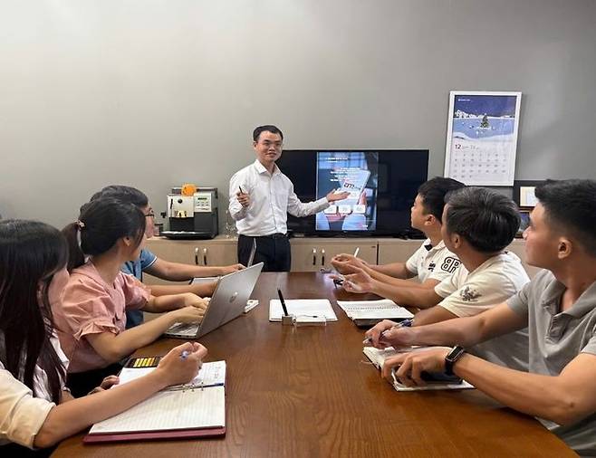 ⓒAM-CMS 개발회의 중인, 구자환 과장 및 개발팀 직원들