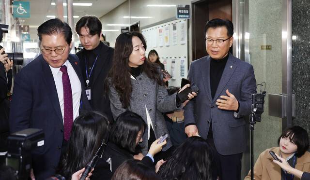 국민의힘 정국 안정화 티에프 단장을 맡은 이양수 의원(오른쪽)이 10일 오전 국회에서 열린 비상의원총회에 참석하기 위해 이동하며 취재진의 질문을 받고 있다. 연합뉴스