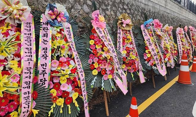 11일 서울 용산 대통령실 서문 앞에 놓인 윤석열 대통령 응원 화환. 이승준 기자