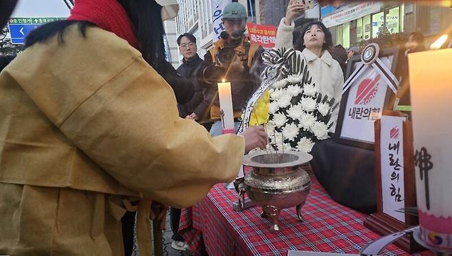 진영미 대구촛불행동 상임대표가 11일 대구 수성구 국민의힘 대구시당·경북도당 앞에서 열린 ‘국짐당 장례식’에서 향을 올리고 있다. 김규현 기자