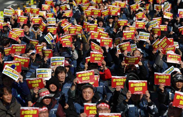 11월 24일 오후 서울 중구 서울지하철 1호선 서울역 4번 출구 앞에서 열린 전국택배노동자 대회. 연합뉴스