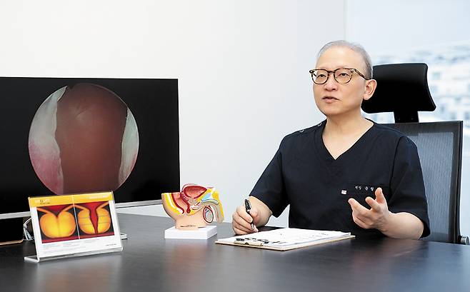 전립선결찰술은 국소마취만 하고 20분 내 짧은 시간에 끝나지만, 좁아진 소변 길이 넓어져 증상이 바로 개선된다. 초고령 환자나 심장·뇌 관련 만성질환을 가지고 있는 환자도 시술이 가능하다. /김지아 헬스조선 객원기자