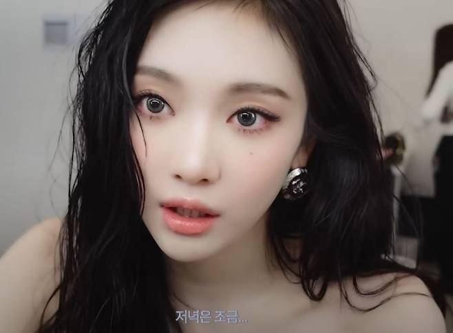 에스파 닝닝(22)은 건강을 위해 치킨은 일 년에 한 번 정도만 먹고 직접 메밀국수를 만들어 먹었다고 밝혔다./사진=유튜브 채널 'aespa' 캡처