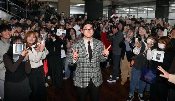 모델급 옷 맵시로 관심을 모은 KIA 타이거즈의 스타 김도영. 체크무늬 재킷(위 사진), 흰색 정장, 터틀넥 등으로 시상식마다 다른 의상을 선보였다. 패션도 MVP급이었다. [사진 스포츠동아]