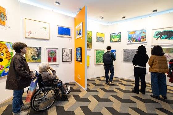 서울스카이 120층에서 진행 중인 렁트멍 전시. 발달장애인 작가들의 작품을 볼 수 있다. 사진 롯데월드