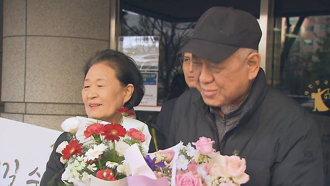무죄 선고 후 축하받고 있는 이태영 씨 아내와 이태영 씨(왼쪽부터)