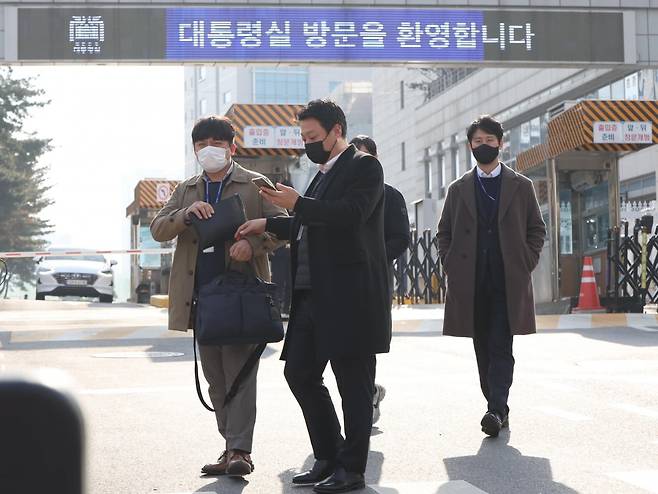 경찰청 국가수사본부 비상계엄 특별수사단 수사관들이 11일 용산 대통령실을 압수수색 하기 위해 방문했지만 면회실에서 대기하다 대통령실의 거부로 돌아가고 있다. 대통령실사진기자단