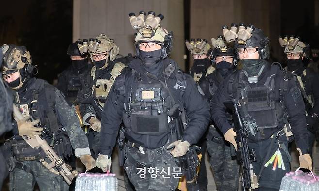 윤석열 대통령이 비상계엄을 선포한 후 자정을 넘긴 지난 4일 새벽 서울 여의도 국회의사당에 도착한 무장군인들이 국회본청 진입을 시도하고 있다. 성동훈 기자