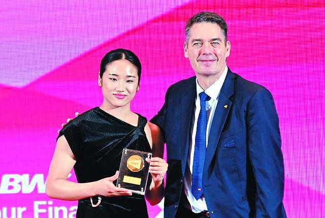 안세영(왼쪽)이 지난 9일 중국 저장성 항저우에서 열린 세계배드민턴연맹(BWF) 시상식에서 ‘올해의 여자 선수상’을 수상한 뒤 폴에릭 호이어 라르센 BWF 회장과 기념촬영을 하고 있다. 신화뉴시스