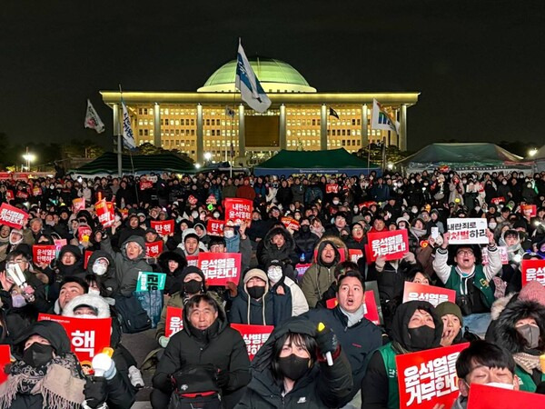 ▲지난 7일 국회 본회의에서 윤석열 대통령 배우자 김건희 여사 특검법이 부결된 뒤 탄핵소추안 표결 여부를 무대 집회 생중계로 지켜보고 있는 집회 참가자들. 사진=윤유경 기자