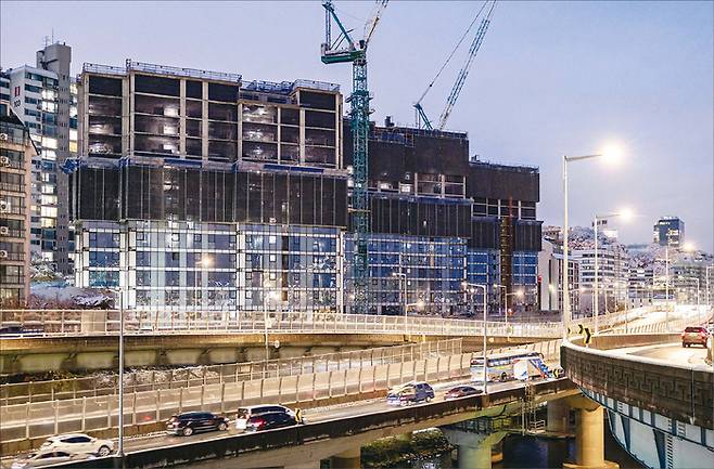 3.3㎡당 분양가가 1억원을 넘어 분양가 최고 기록을 경신한 서울 광진구 광장동 ‘포제스한강’. (윤관식 기자)