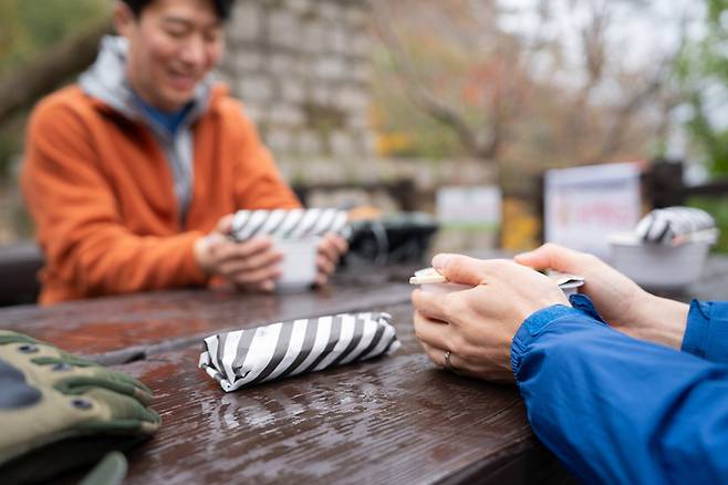 40년을 함께 산 남편이 동네 등산회에서 한 여성을 만난 후 가출, 잠적했다는 아내의 사연이 전해졌다. /사진=게티이미지뱅크