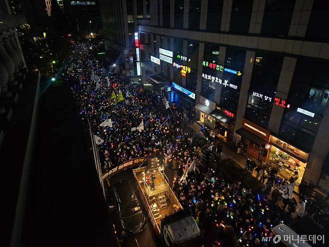 윤석열 정권 퇴진 운동 본부 등에 따르면 11일 국회의사당 앞을 찾은 집회 참여자는 집회 측 추산 5만명(경찰 측 추산 7000명)으로 집계됐다. 이날 시민들은 오후 7시45분쯤 서울지하철 9호선 국회의사당역 인근에서 행진을 시작해 국민의힘 당사로 자리를 옮겼다./사진=독자 제공