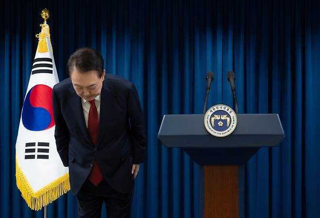 윤석열 대통령이 지난 7일 서울 용산 대통령실 청사에서 대국민 담화를 마치며 인사하고 있다. [대통령실]