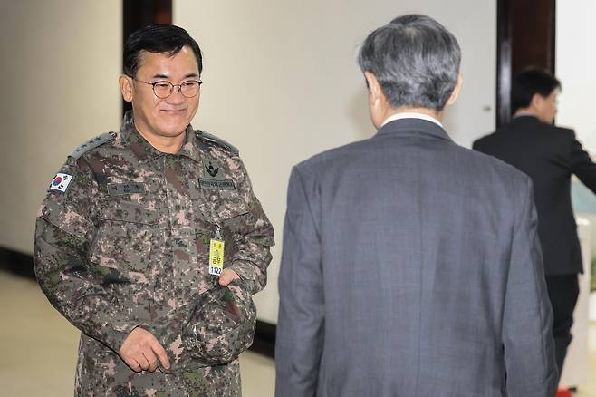 여인형 국군방첩사령관(왼쪽)이 7일 오전 서울 여의도 국회에서 열린 정보위원회 전체회의에서 조태용 국정원장과 인사하는 모습. [연합]