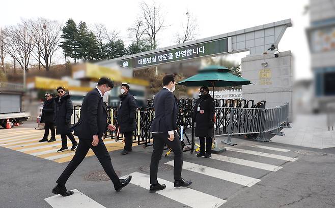 ‘12·3 비상계엄 사태’ 수사를 위해 대통령실 압수수색에 나선 경찰 국가수사본부(국수본) 관계자들이 11일 서울 용산 대통령실 민원실로 향하고 있다. [연합]