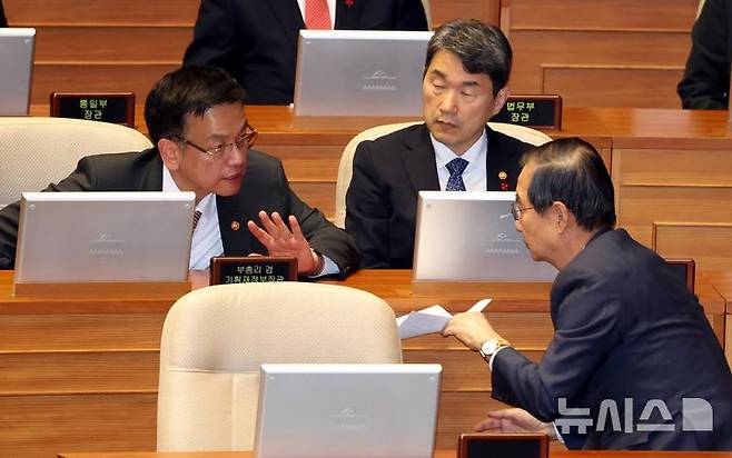 [서울=뉴시스] 조성봉 기자 = 한덕수 국무총리와 최상목 경제부총리 겸 기획재정부 장관이 지난 10일 오후 서울 여의도 국회에서 열린 제418회국회(정기회) 제18차 본회의에서 2025년 정부예산안이 통과되자 대화를 하고 있다. 2024.12.101 suncho21@newsis.com