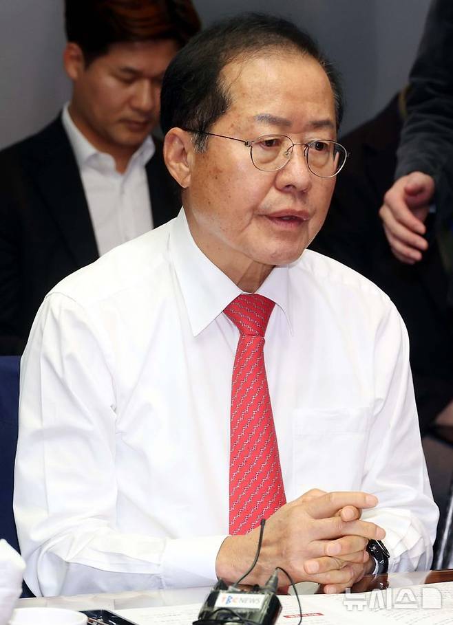 [서울=뉴시스] 조성봉 기자 =  홍준표 대구시장이 28일 오후 서울 여의도 국회 의원회관에서 열린 국민의힘-대구광역시 예산정책협의회에서 발언을 하고 있다. 2024.10.28. suncho21@newsis.com