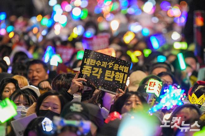 '12·3 내란사태'가 발생한 지 8일째인 11일 서울 여의도 국회 앞에서 많은 시민들이 윤석열 대통령 탄핵을 촉구하며 야광봉을 흔들고 있다. 박종민 기자