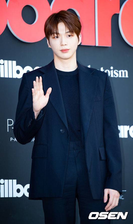 [OSEN=민경훈 기자] 27일 오후 서울 중구 서울 신라호텔 영빈관에서 'Billboard K POWER 100' 이벤트 포토월 행사가 진행됐다.&nbsp;이 행사는 빌보드 코리아의 공식 론칭을 기념하는 자리로, 한국 대중음악의 근 100년 역사를 기념하며 K-팝을 중심으로 한 한국 음악이 세계 음악 산업에 끼친 영향력을 조명하기 위해 마련됐다.강다니엘이 포토타임을 갖고 있다. 2024.08.27 / rumi@osen.co.kr