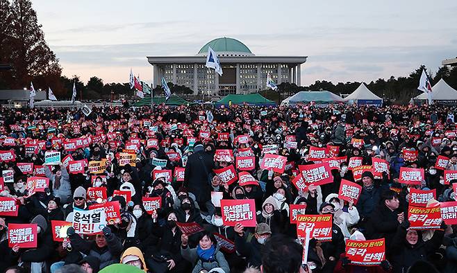 지난 7일 서울 여의도 국회 앞에서 열린 '내란죄 윤석열 퇴진! 국민주권 실현! 사회대개혁! 범국민촛불대행진'에서 참가자들이 탄핵안 표결 처리를 촉구하고 있다. 연합뉴스