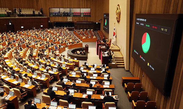 우원식 국회의장이 10일 서울 여의도 국회에서 열린 제418회국회(정기회) 제18차 본회의에서 2025년도 정부 예산안에 대한 수정안 가결을 선언하고 있다. 뉴시스