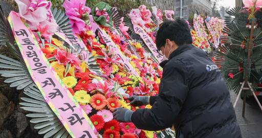 11일 서울 용산구 대통령실 청사 출입구 앞에 윤석열 대통령을 응원하는 내용의 화환들이 놓여 있다. 최상수 기자