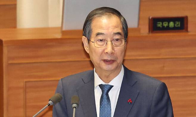 11일 오후 서울 여의도 국회에서 열린 제419회국회(임시회) 제1차 본회의 윤석열 대통령 위헌적 비상계엄 선포 내란행위 관련 긴급현안질문에서 한덕수 국무총리가 의원질의에 답하고 있다. 뉴시스