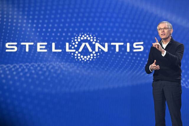 지난 2023년 1월 5일(현지시간) 미국 네바다주 라스베이거스에서 열린 소비자가전전시회(CES) 기조연설에서 카를로스 타바레스 스텔란티스 최고경영자(CEO)가 연설하고 있다. AFP연합뉴스