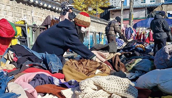 동묘 구제시장에는 알록달록한 '구제 옷 무덤'이 있다.[사진 | 더스쿠프 포토]