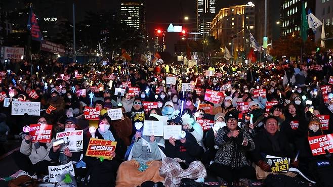 12월 7일 탄핵소추안 표결 당일 국회의사당 앞에는 100만명이 넘는 시민이 모였다.[사진 | 뉴시스]