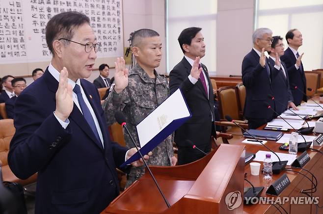 증인선서 하는 박성재 법무부 장관과 참석자들 (서울=연합뉴스) 김주성 기자 = 박성재 법무부 장관, 김선호 국방부 장관 직무대행 등 참석자들이 11일 오전 서울 여의도 국회 법제사법위원회 전체회의에서 증인선서를 하고 있다. 2024.12.11 utzza@yna.co.kr