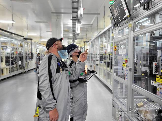 지난달 30일(현지시간) 미국 테네시주에 위치한 얼티엄셀즈 제2공장에서 현지 직원들이 배터리 생산 현황을 점검하고 있다. LG에너지솔루션과 미국 1위 자동차 업체 GM이 설립한 두 번째 전기차 배터리 생산 공장으로 올해 3월 본격 가동을 시작했다. 얼티엄셀즈 생산 공장이 언론에 공개된 것은 이번이 처음이다. (LG에너지솔루션 제공)