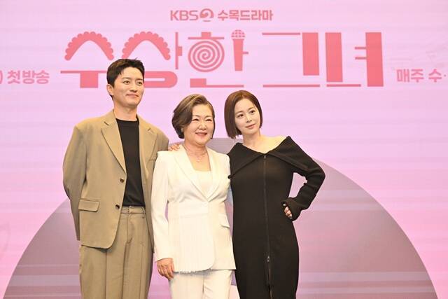 배우 인교진 김해숙 서영희가 호흡을 맞추는 '수상한 그녀'는 오는 18일 오후 9시 50분 첫 방송한다. /KBS2