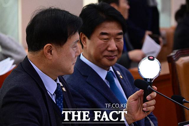 조계원 더불어민주당 의원이 11일 오전 서울 여의도 국회에서 열린 문화체육관광위원회 전체회의에 참석해 최근 촛불집회에서 MZ세대들이 들고 나온 응원봉을 바라보고 있다./국회=남윤호 기자