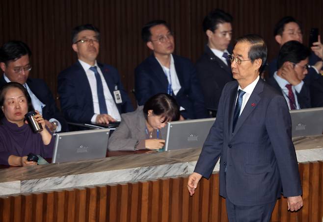 한덕수 국무총리가 11일 오후 '윤석열 대통령 위헌적 비상계엄 선포 내란행위 관련 긴급 현안질문'이 진행되는 국회 본회의에서 이동하고 있다. /연합뉴스