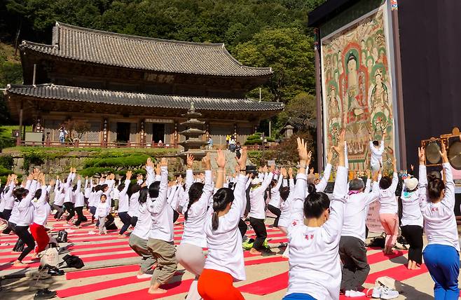 전남 구례군 마산면 화엄사 보제루 앞에서 '오래된 미래 더 새롭게'란 주제로 열린 제4회 지리산 대화엄사 요가대회./연합뉴스