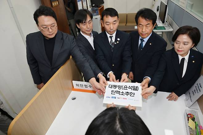 더불어민주당·조국혁신당·개혁신당·진보당·사회민주당 등 야당 의원들이 12일 오후 서울 여의도 국회 의안과에서 윤석열 대통령 탄핵소추안을 제출하고 있다. /뉴스1