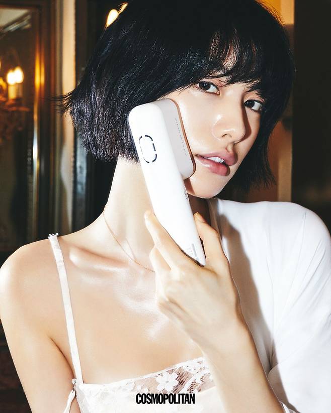 슬립 드레스 80만원대 Markgong. 가운, 목걸이 스타일리스트 소장품.