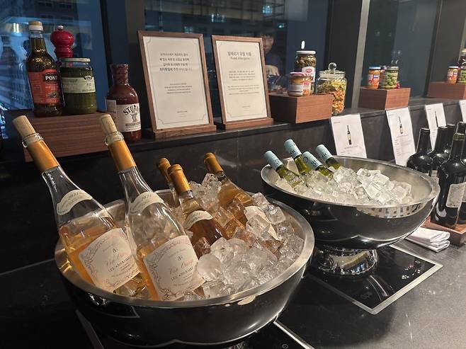 머큐어서울마곡 식음업장 모아시스의 평일 석식에는 와인이 무제한 제공된다.