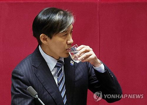 조국 조국혁신당 대표가 11일 국회 본회의에서 '윤석열 대통령 위헌적 비상계엄 선포 내란행위'와 관련해 질문하기 앞서 물을 마시고 있다.   [연합뉴스]