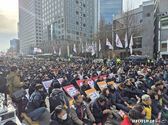 12일 오후 민주노총이 윤석열 대통령의 탄핵 촉구 집회를 열고 있다. 사진=김동규 기자