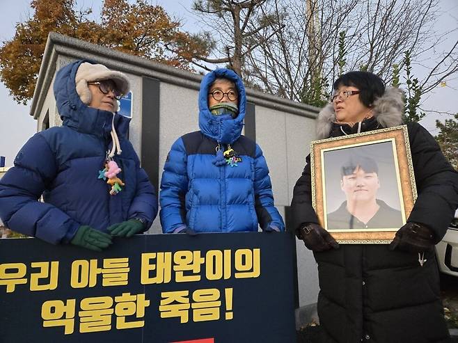 지난 2일 아침 전북 김제시 HR E&I 앞에서 고 강태완(몽골명 타이왕)씨의 어머니 이은혜(몽골명 엥흐자르·오른쪽)씨가 김진숙 민주노총 부산본부 지도위원(가운데), 박문진 보건의료노조 지도위원과 함께 팻말시위를 하고 있다. 이한숙 이주와인권연구소 소장 제공