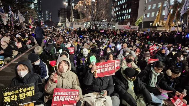 시민들이 12일 저녁 6시 서울 영등포구 국회의사당역 5번 출구 앞에서 열린 ‘내란수괴 윤석열 즉각 탄핵! 시민촛불’ 집회에 참여하고 있다. 정인선 기자