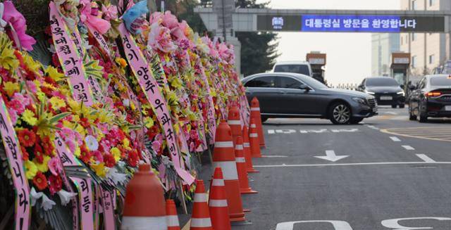 11일 오전 서울 용산구 대통령실, 청사 앞에 화환이 놓여있다. 왕태석 선임기자