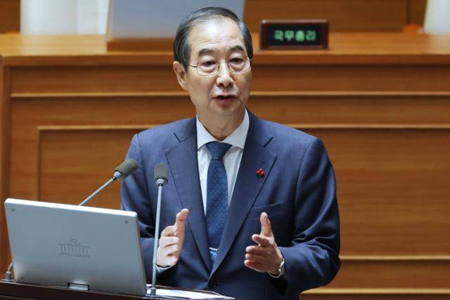 한덕수 국무총리가 11일 오후 국회 본회의에서 진행된 '윤석열 대통령 위헌적 비상계엄 선포 내란행위 관련 긴급현안질문'에서 답변하고 있다. 연합뉴스