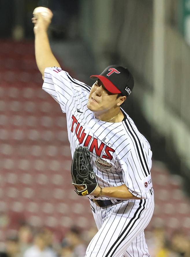 2024 KBO리그 프로야구 LG트윈스와 SSG랜더스의 경기가 20일 오후 서울 잠실야구장에서 열렸다. 6회말 김진성이 구원등판해 공을 던지고 있다. 잠실=김민규 기자 mgkim1@edaily.co.kr /2024.08.20/