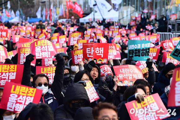 윤석열 대통령 탄핵소추안 표결이 진행된 지난 7일 오후 서울 여의도 국회 앞에서 윤 대통령 탄핵을 촉구하는 집회가 열린 가운데 시민들이 구호를 외치고 있다. [사진=정소희 기자]