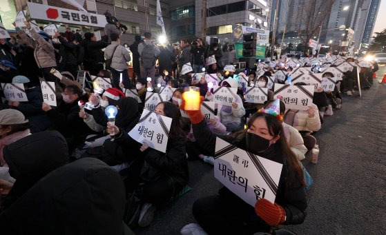 11일 국민의힘 대구시당 앞에서 대구촛불행동 주최로 열린 행사에서 참석자들이 규탄 구호를 외치고 있다. [연합뉴스]