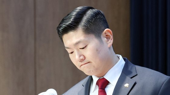 국민의힘 김재섭 의원(서울 도봉갑)이 11일 오후 서울 여의도 국회 소통관에서 윤석열 대통령 탄핵소추안에 대해 찬성 입장을 밝히고, 당론 채택을 요구하는 기자회견을 하고 있다. 연합뉴스